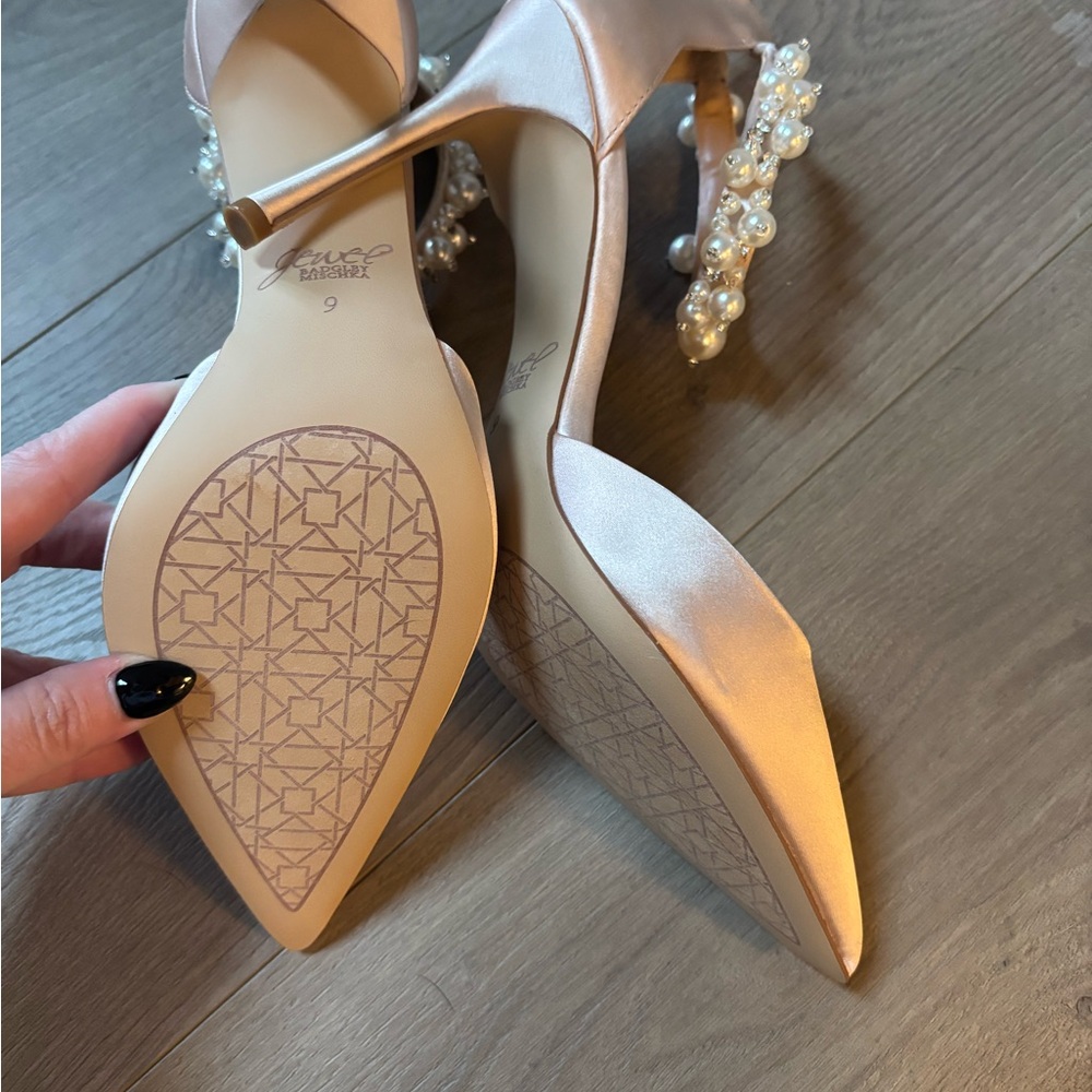 Elegant Badgley Mischka Pearl-Embellished Ivory Heels - Picture 4 of 7